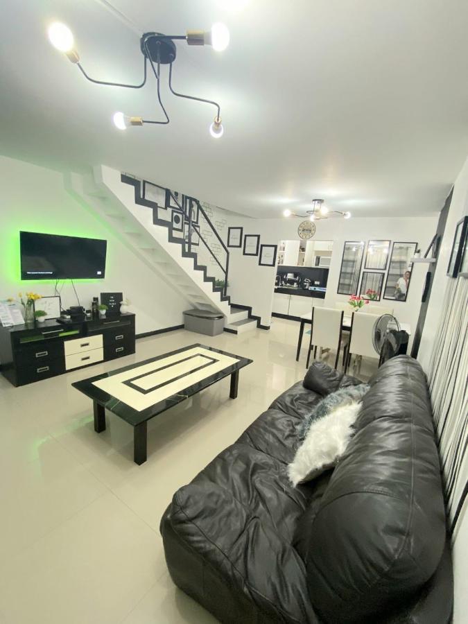 شقة Balcony & 2Br Townhouse - Near Clark Airport & Aqua Planet - Trp2 آنغلوس المظهر الخارجي الصورة